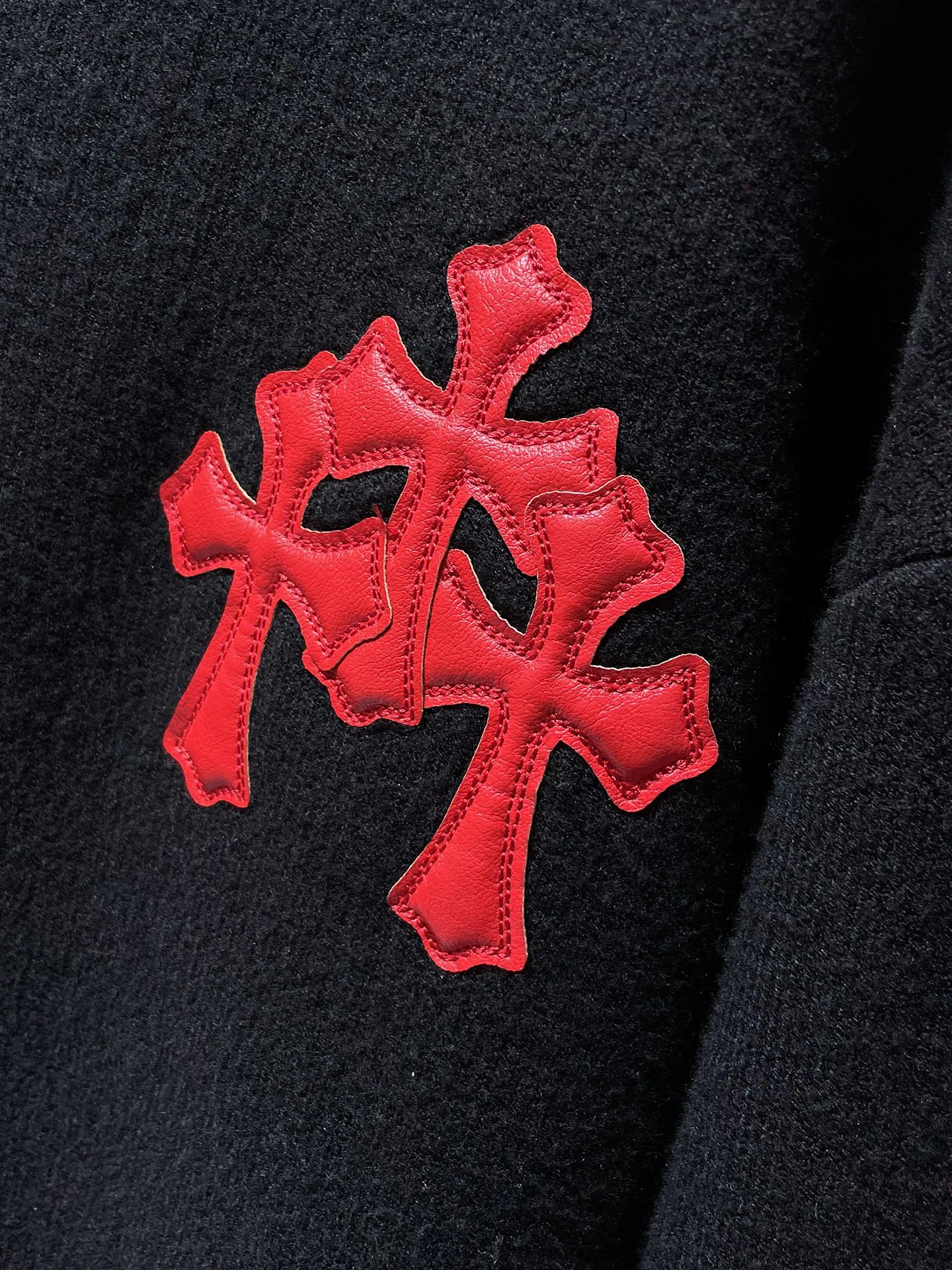P256 Chrome Hearts 🍁Autumn and winter sweater series🍁 New autumn and winter red cross patent leather red flower arm sweater. Selected high-quality wool blended knitted high-quality fabrics. Embroidery➕leather. Non-market ordinary version. Recommended color: black
